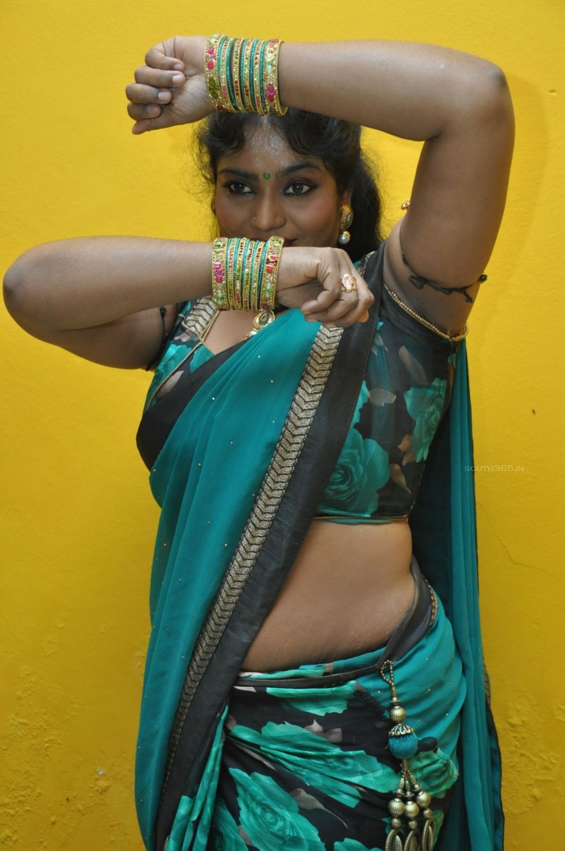 Jayavani Aunty Hot Sexy Navel Show In Green Saree At Minugurulu Telugu Movie Audio Launch 1
