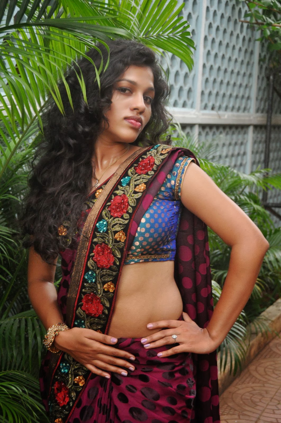Chaitra Sexy Navel Cleavage Show In Saree Photoshoot Stils 29 Aaaajxs
