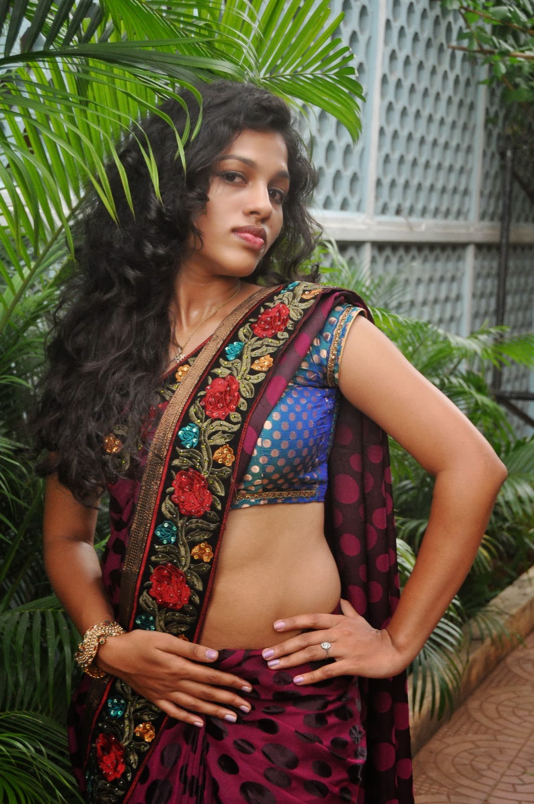 Chaitra Sexy Navel Cleavage Show In Saree Photoshoot Stils 30 Aaaamdk