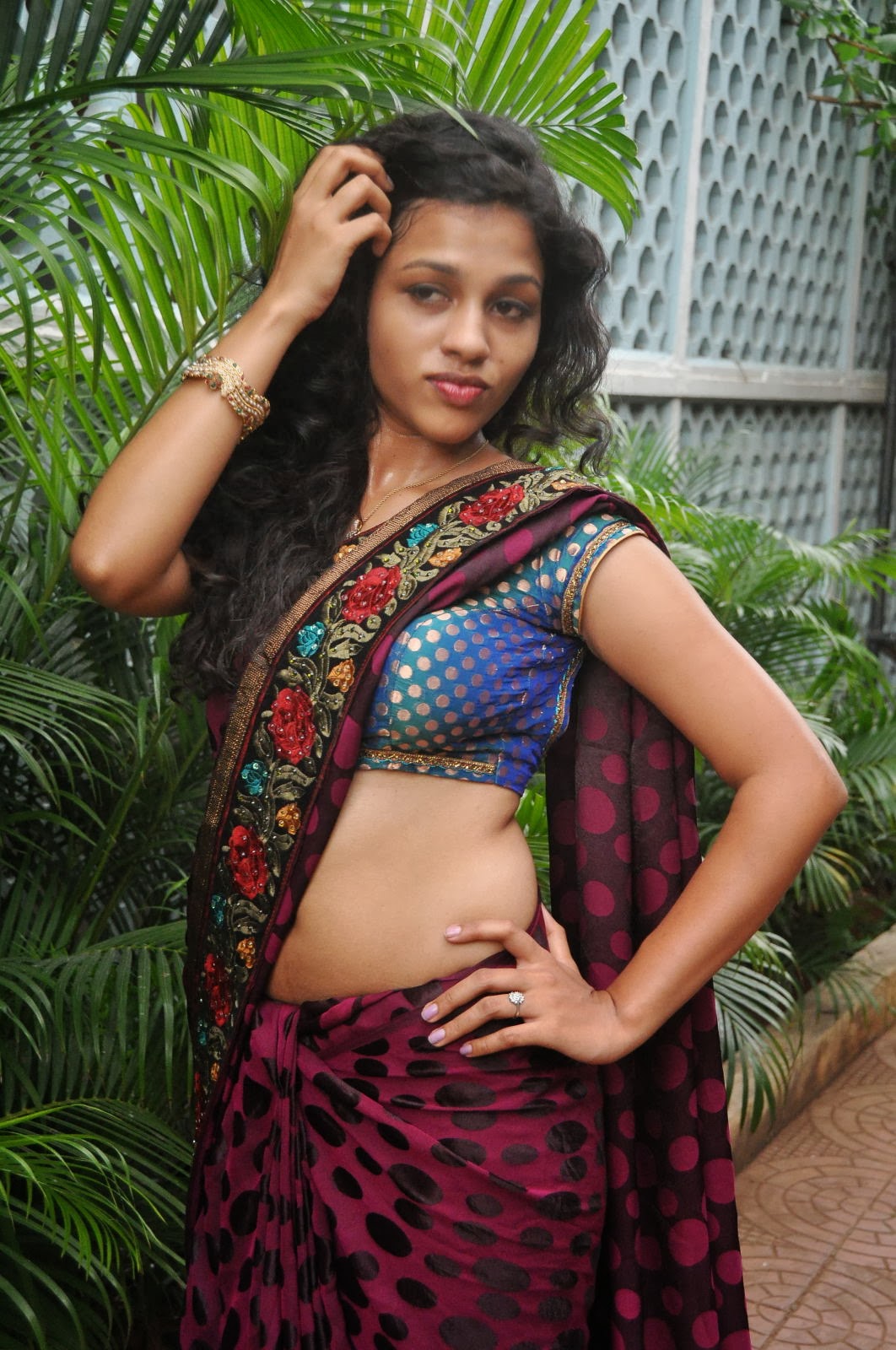 Chaitra Sexy Navel Cleavage Show In Saree Photoshoot Stils 32 Aaaamlc