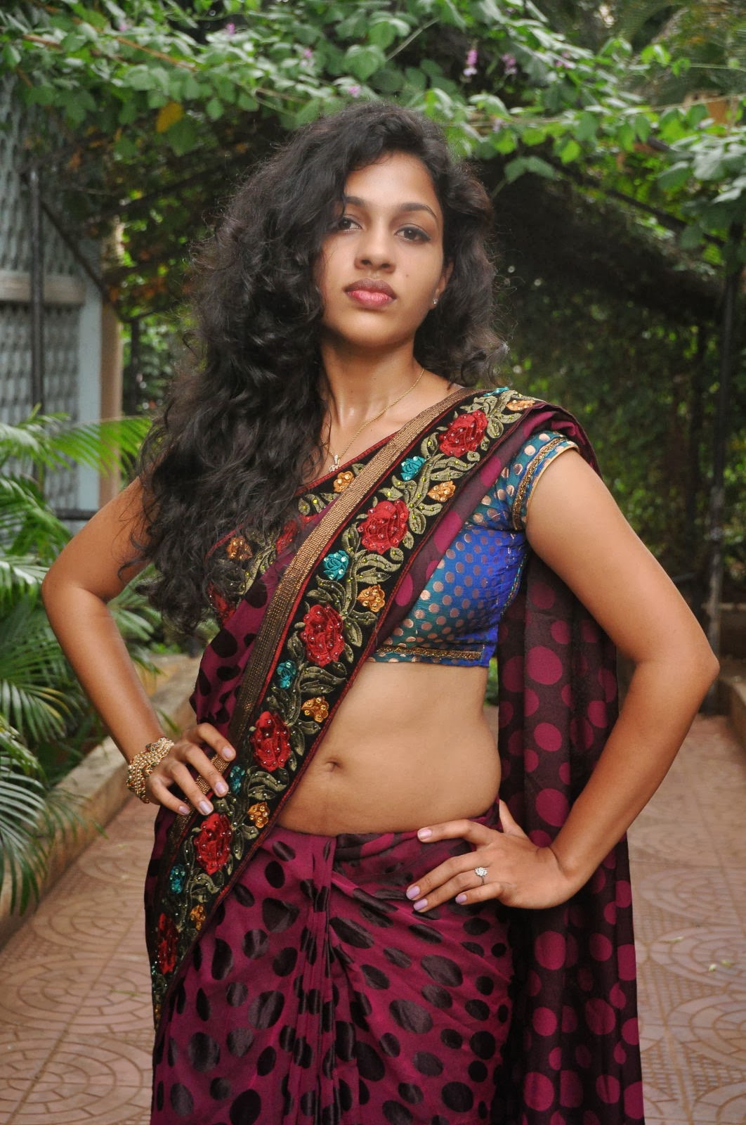 Chaitra Sexy Navel Cleavage Show In Saree Photoshoot Stils 9 Aaaaykq