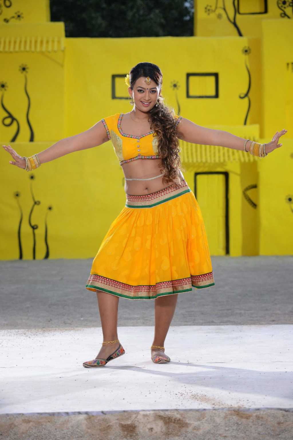 Ester Noronha Navel Show In Half Saree Stills From Bhimavaram Bullodu Movie 10 Aaaacbw Aaaaadw