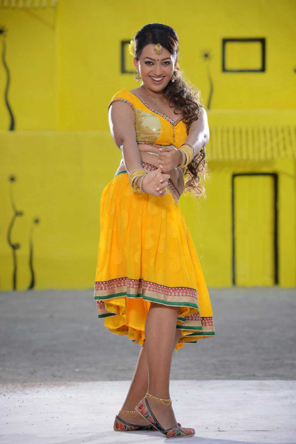 Ester Noronha Navel Show In Half Saree Stills From Bhimavaram Bullodu Movie 11 Aaaacvc Aaaaahs