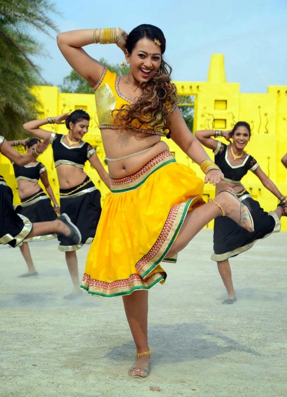 Ester Noronha Navel Show In Half Saree Stills From Bhimavaram Bullodu Movie 2 Aaaagjk Aaaabqi