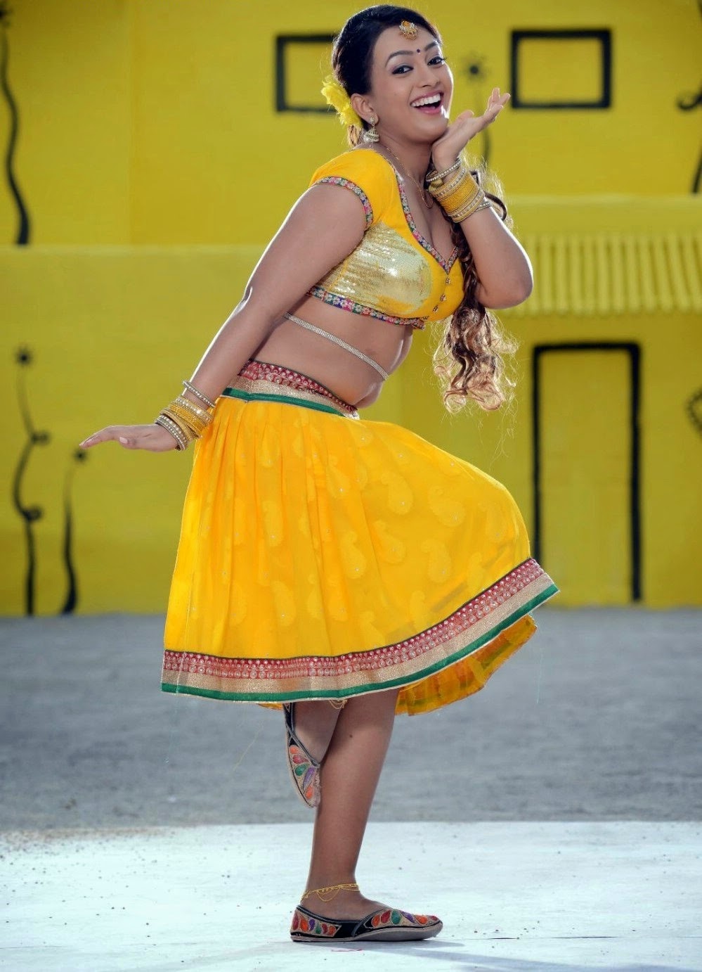 Ester Noronha Navel Show In Half Saree Stills From Bhimavaram Bullodu Movie 20 Aaaaido Aaaabue