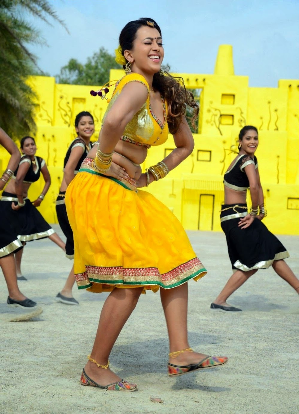 Ester Noronha Navel Show In Half Saree Stills From Bhimavaram Bullodu Movie 6 Aaaatro Aaaacrg