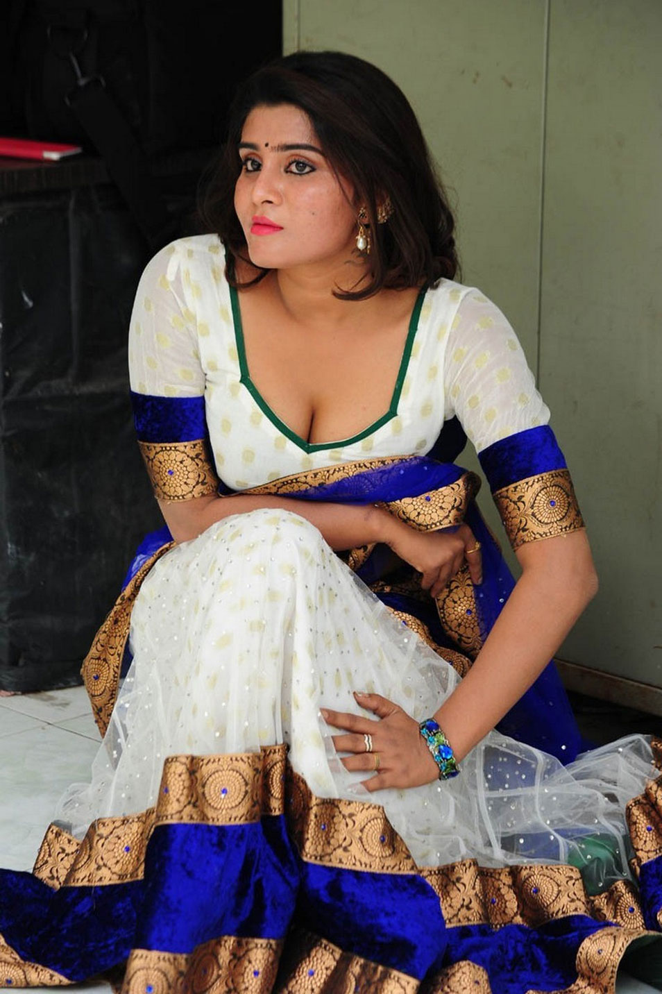 Harini Hot Sexy Cleavage Show In Saree PhotoShoot Stills 4 Aaaafmi