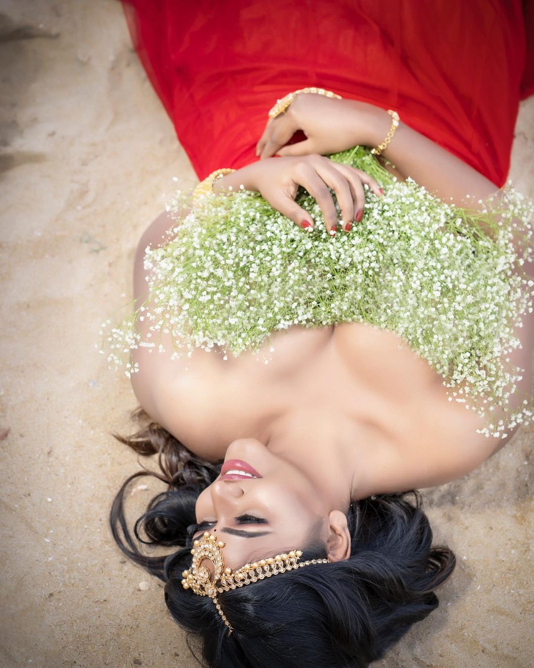 Shalu Shamu Sexy Topless Cleavage Navel Show Photoshoot Stills 63