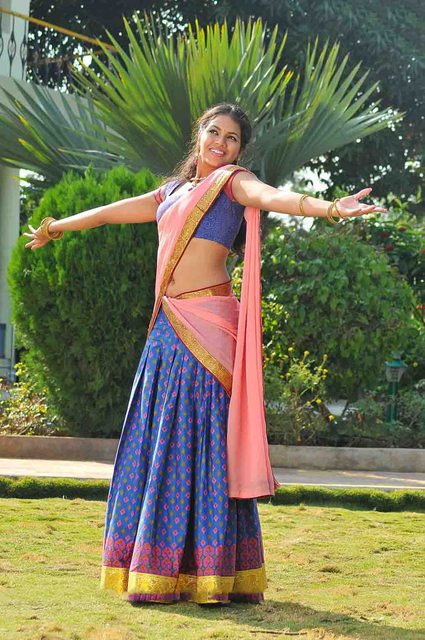 Gowthami Chowdary Sexy Navel Show In Saree Photoshoot Stills Ru