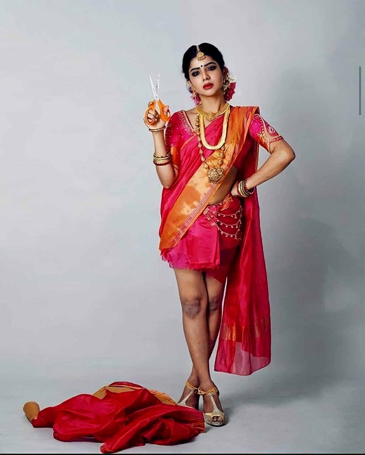 Pavithra Lakshmi Sexy Thigh Show In Half Saree Latest Photoshoot Stills Dw
