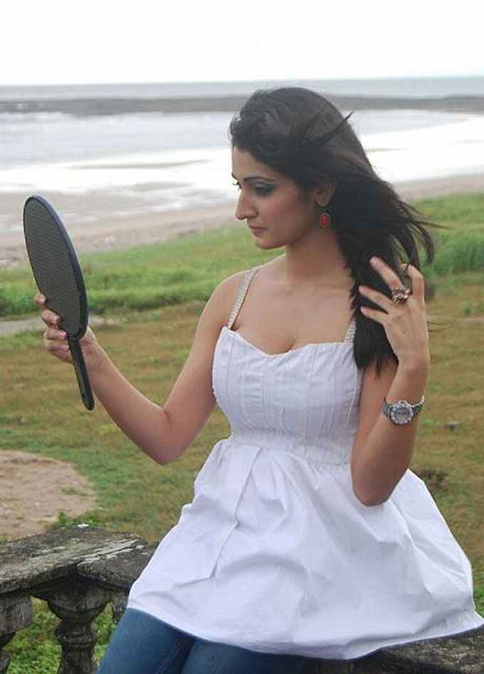 Alankrita Dogra Sexy Cleavage Show Photoshoot Stills 21