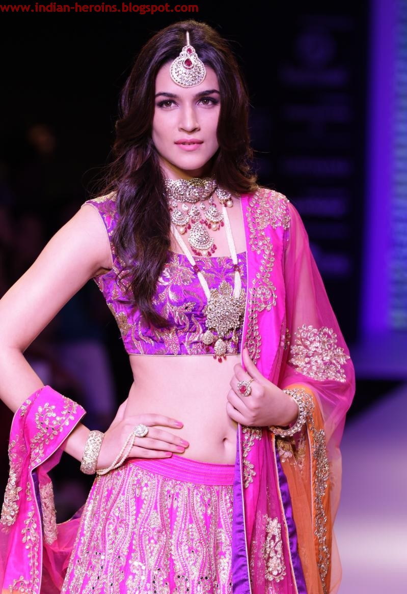 Kriti Sanon Sexy Navel Show In Fashion Show Photoshoot Stills 19