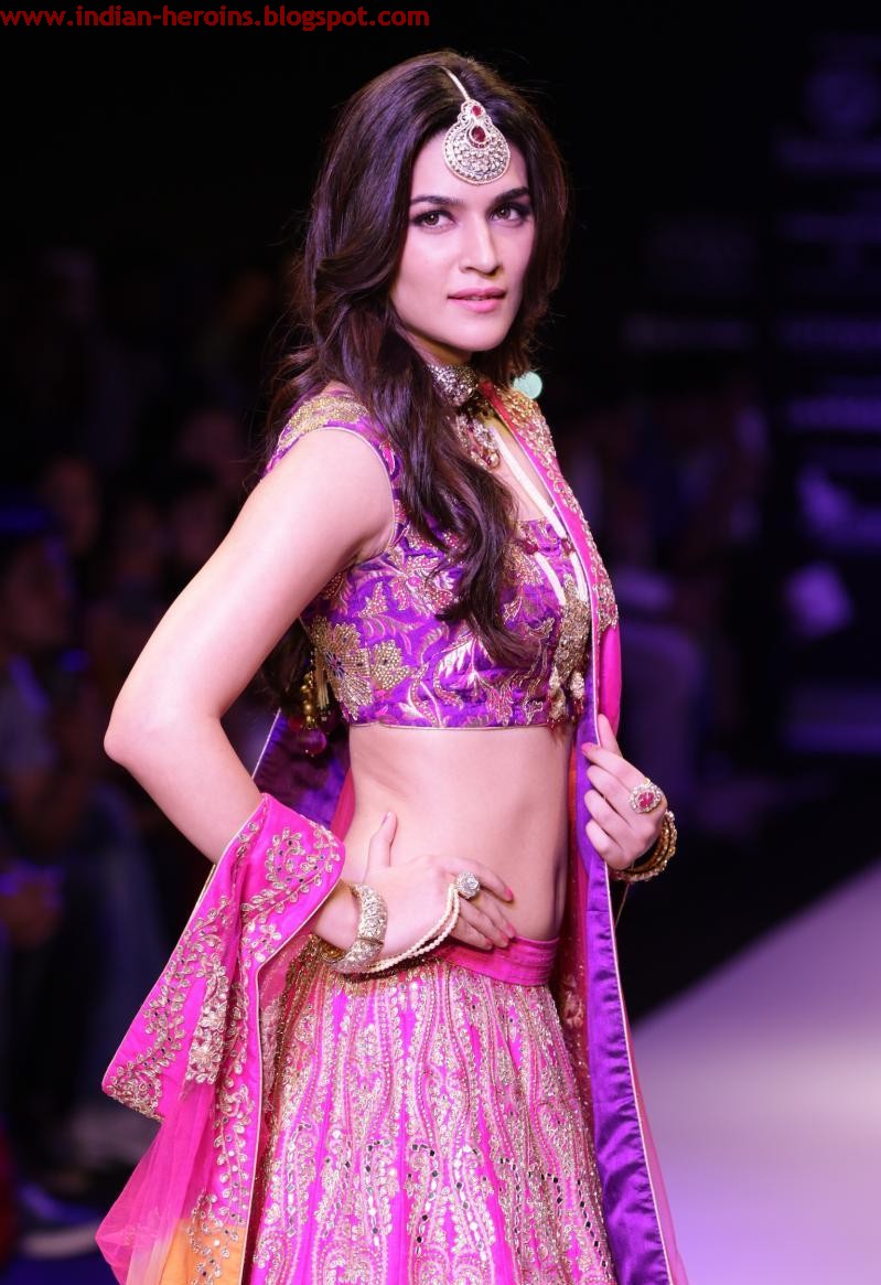 Kriti Sanon Sexy Navel Show In Fashion Show Photoshoot Stills 2H