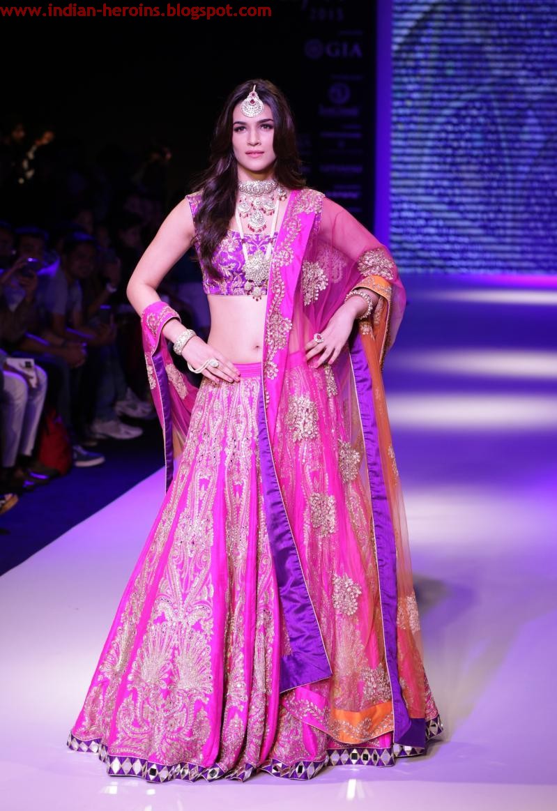Kriti Sanon Sexy Navel Show In Fashion Show Photoshoot Stills 41