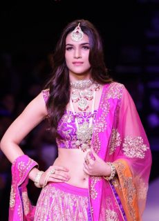 Kriti Sanon Sexy Navel Show In Fashion Show Photoshoot Stills