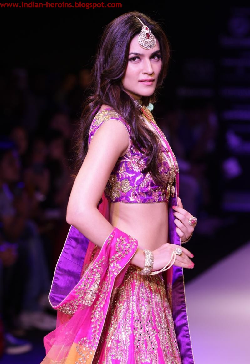 Kriti Sanon Sexy Navel Show In Fashion Show Photoshoot Stills 61