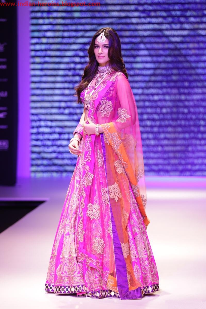 Kriti Sanon Sexy Navel Show In Fashion Show Photoshoot Stills 6H