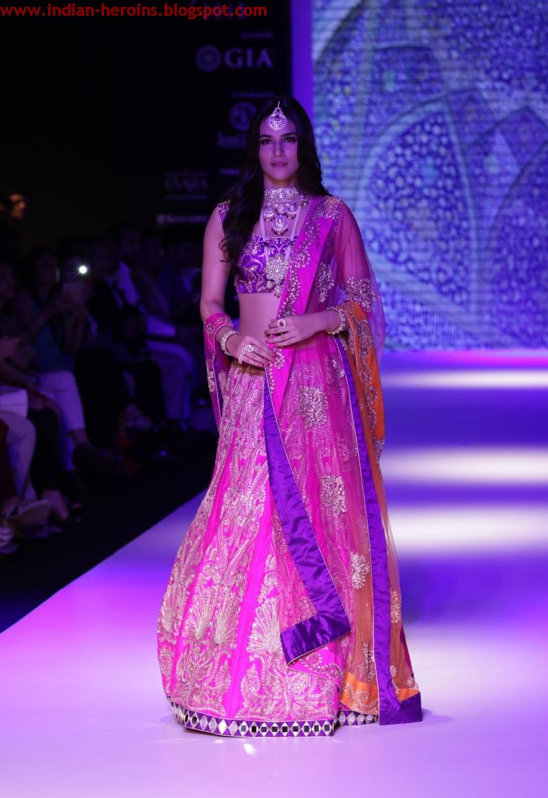 Kriti Sanon Sexy Navel Show In Fashion Show Photoshoot Stills 81