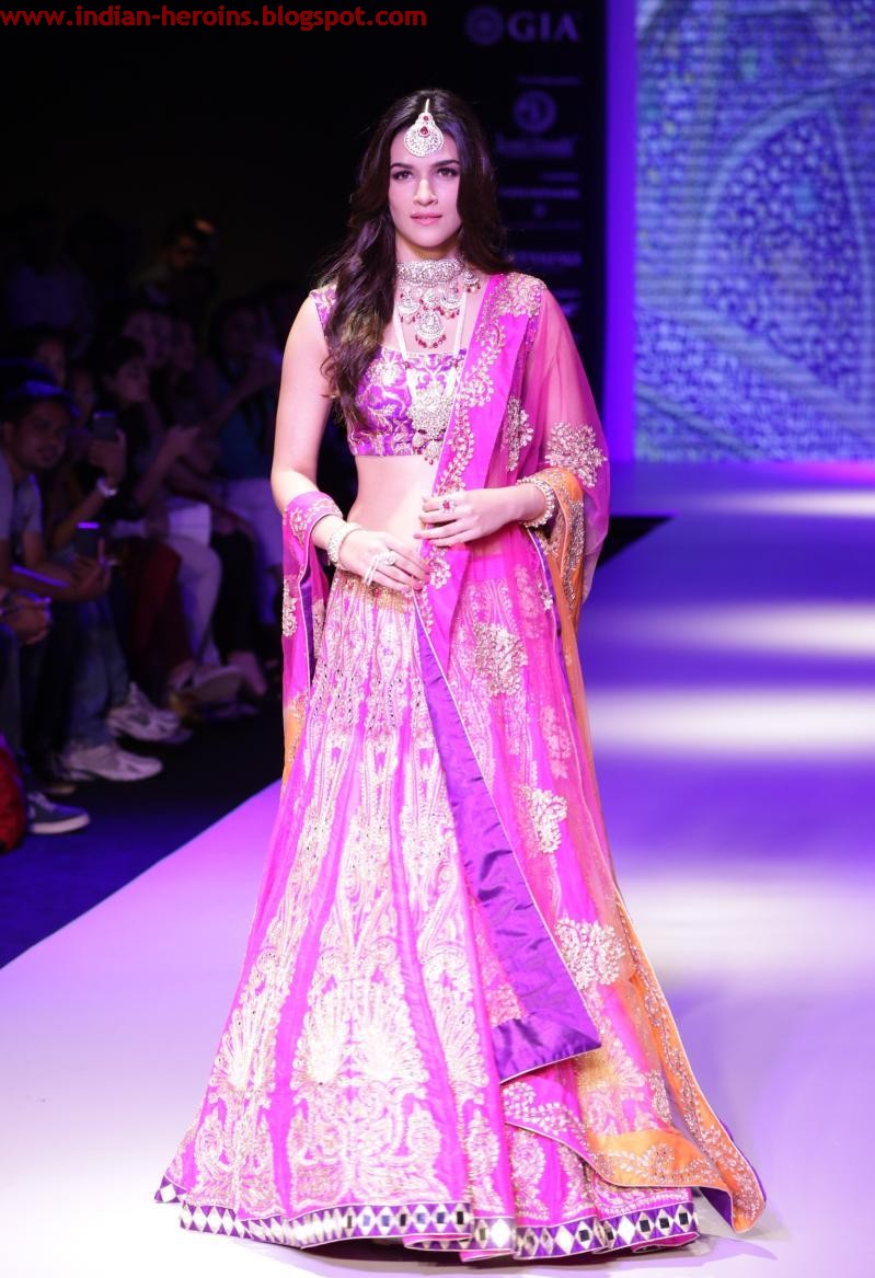 Kriti Sanon Sexy Navel Show In Fashion Show Photoshoot Stills 8H