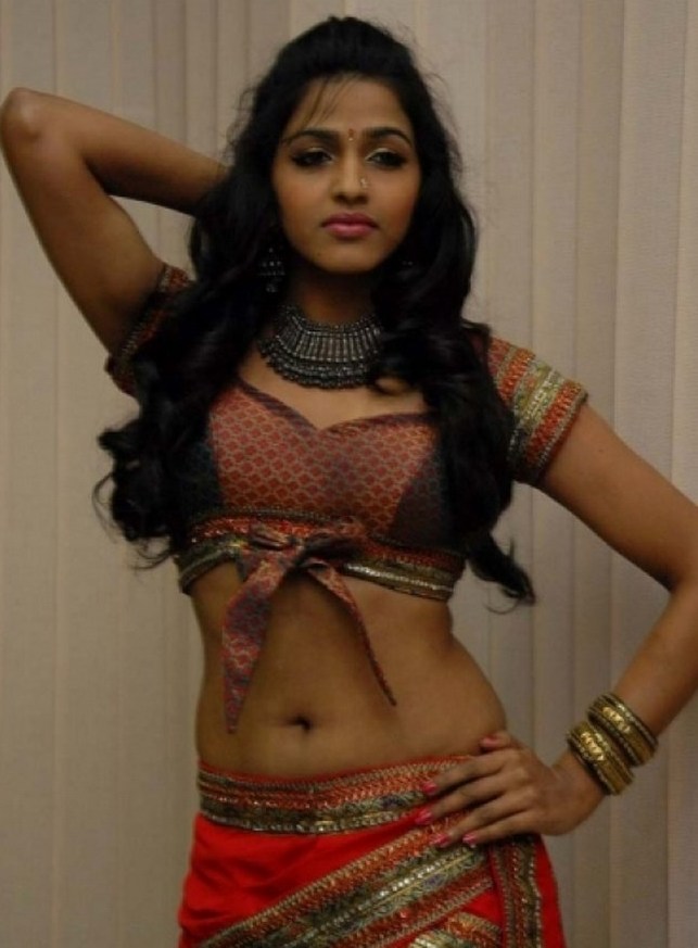 Sai Dhanshika Sexy Navel And Cleavage Show Photos 0H