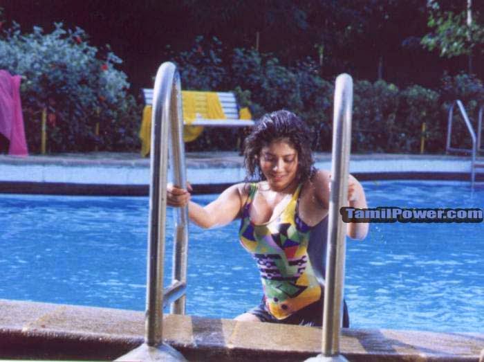 Sanghavi Yesteryear 90s Actress Sexy Navel And Cleavage Show Photos Collection 59