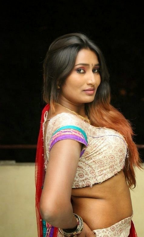Swathi Naidu Sexy Navel And Cleavage Show In Saree Photoshoot Stills 39