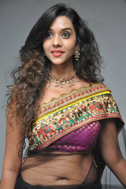 Actress Anupriya Goenka Sexy Navel And Cleavage Show In Transparent Saree Photoshoot Stills 01