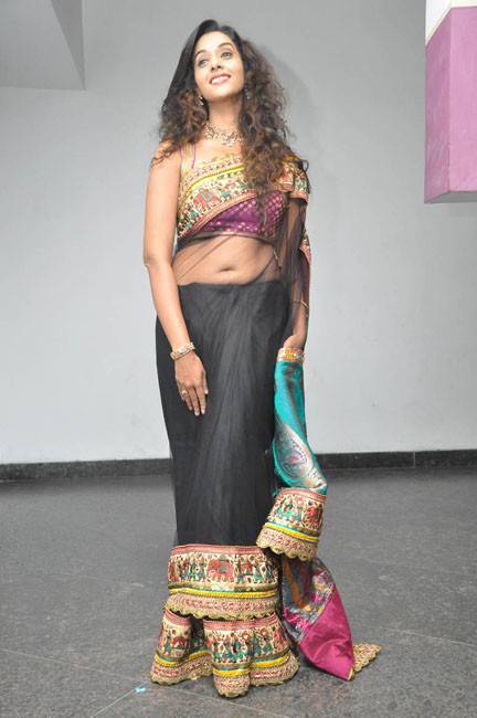 Actress Anupriya Goenka Sexy Navel And Cleavage Show In Transparent Saree Photoshoot Stills 4H