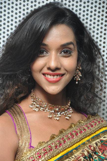 Actress Anupriya Goenka Sexy Navel And Cleavage Show In Transparent Saree Photoshoot Stills 59