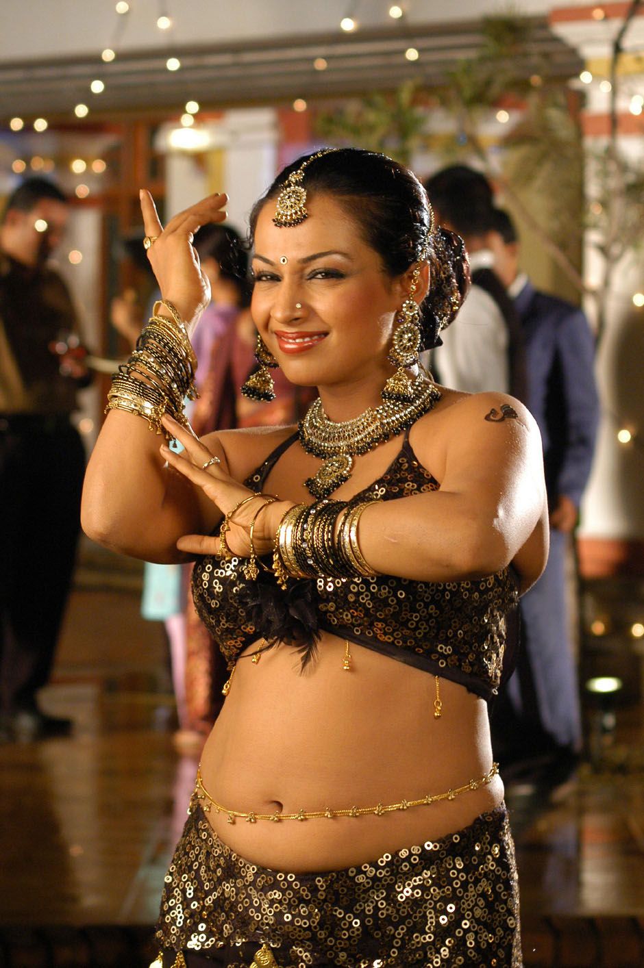 Flora Saini Sexy Navel Show In Tamil Movie Kanagavel Kakka Stills Asha Saini 01