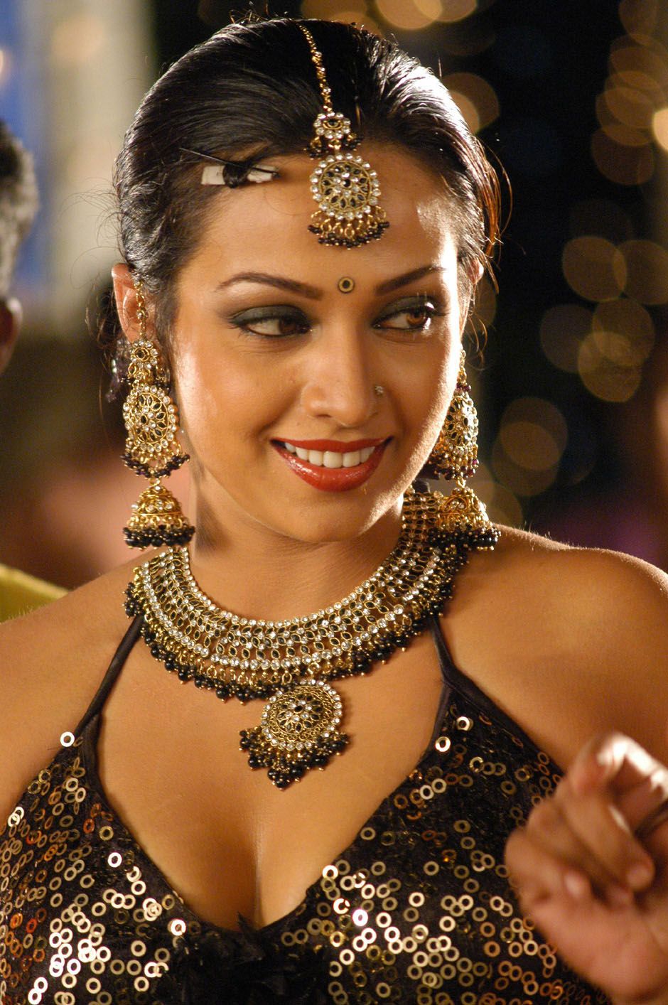 Flora Saini Sexy Navel Show In Tamil Movie Kanagavel Kakka Stills Asha Saini 19