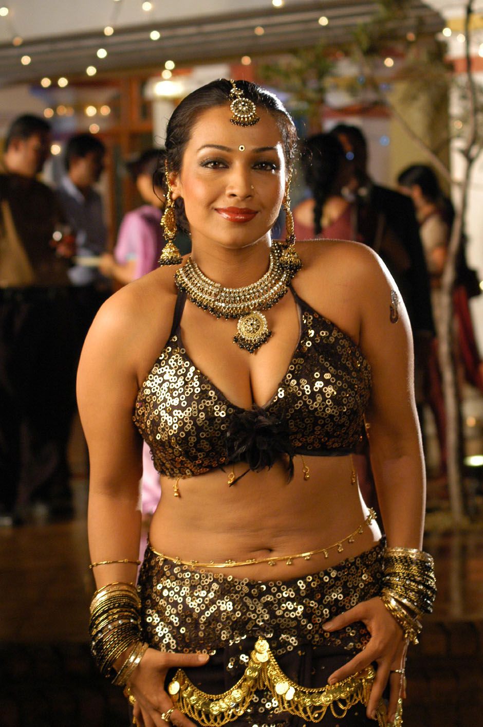 Flora Saini Sexy Navel Show In Tamil Movie Kanagavel Kakka Stills Asha Saini 39