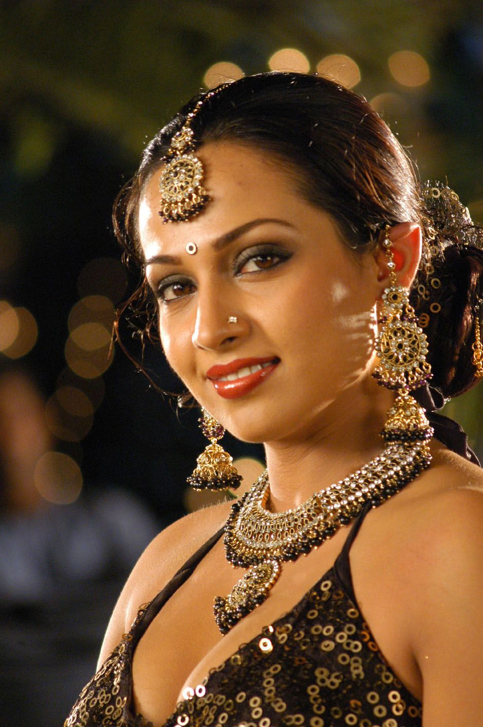 Flora Saini Sexy Navel Show In Tamil Movie Kanagavel Kakka Stills Asha Saini 59