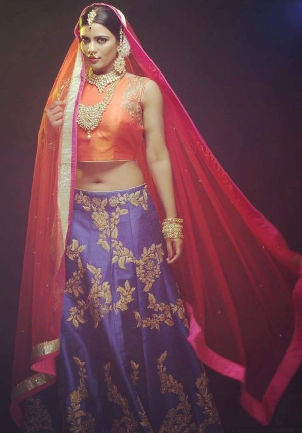 Actress Aishwarya Rajesh Sexy Navel Show Latest Photos 19
