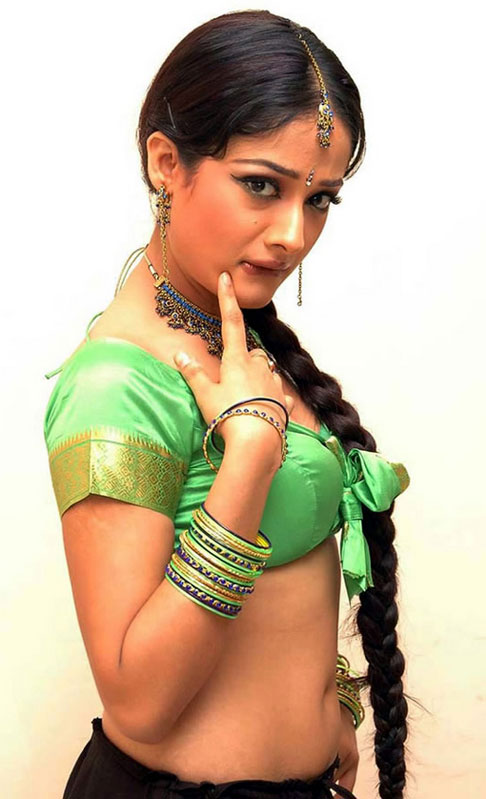 Actress Kiran Rathod Hot Sexy Navel And Cleavage Show In Green Saree Photoshoot Stills 21