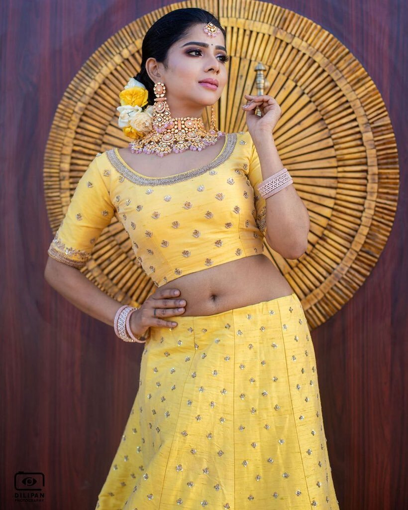 Actress Pavithra Lakshmi Hot Sexy Navel Show In Saree Photoshoot Stills 09