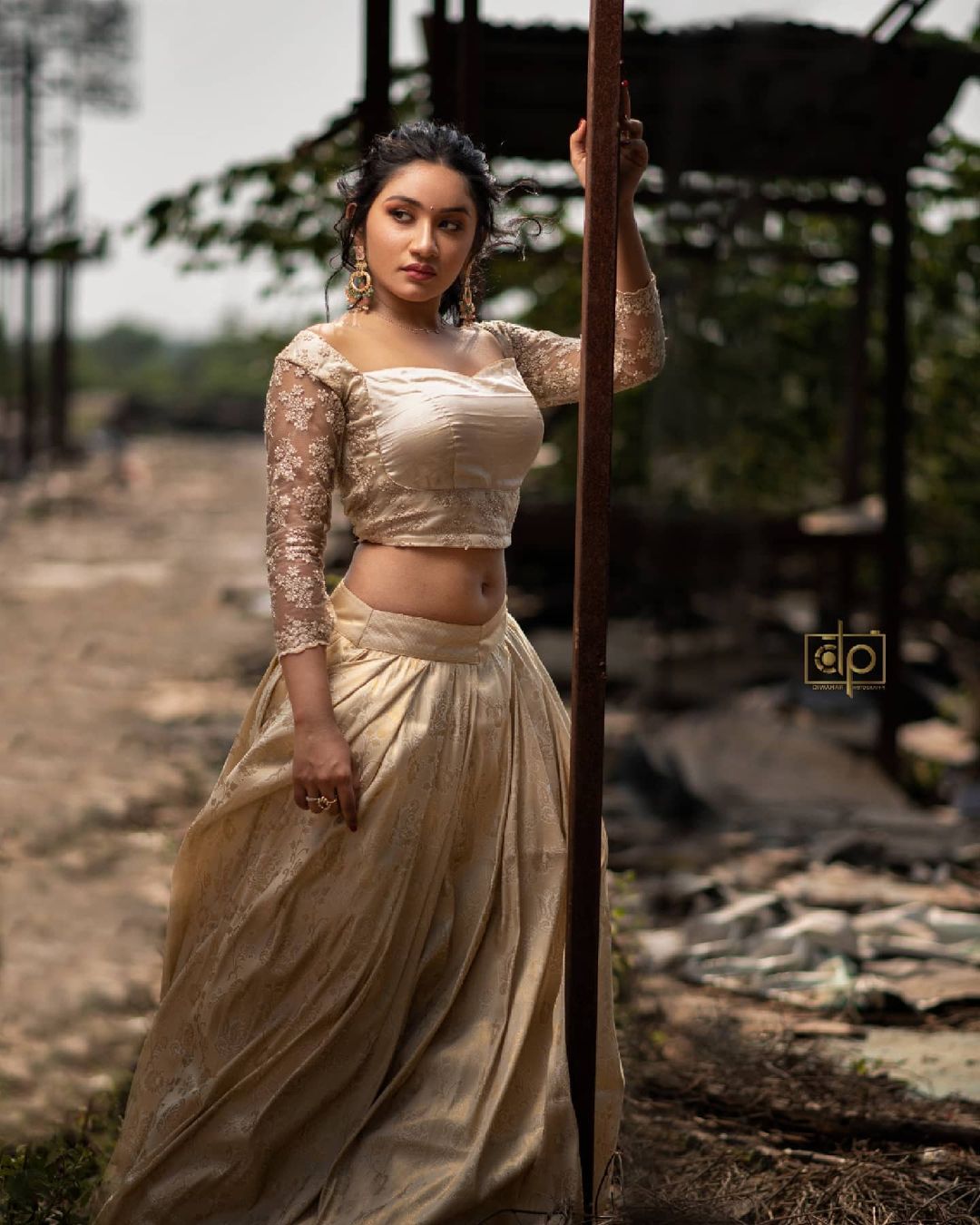 Actress Raveena Daha Hot Sexy Navel Show Photoshoot Stills 21
