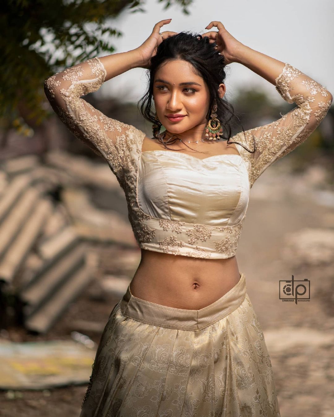 Actress Raveena Daha Hot Sexy Navel Show Photoshoot Stills 2H