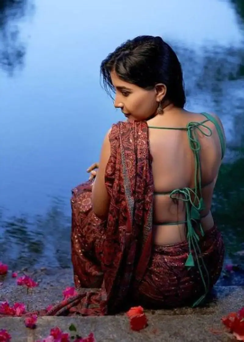 Actress Sakshi Agarwal Hot Sexy Navel Cleavage Show In Saree Wet Rain Photoshoot Stills 0H