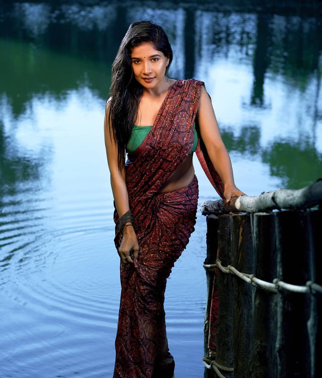 Actress Sakshi Agarwal Hot Sexy Navel Cleavage Show In Saree Wet Rain Photoshoot Stills 21