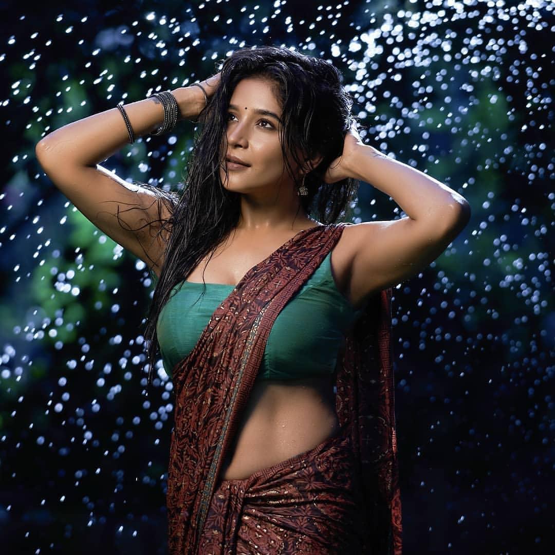Actress Sakshi Agarwal Hot Sexy Navel Cleavage Show In Saree Wet Rain Photoshoot Stills 39