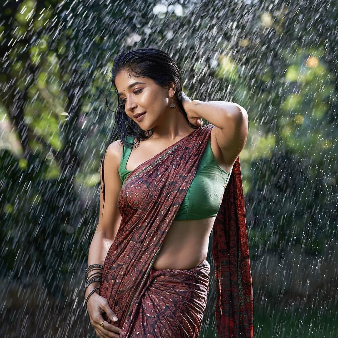 Actress Sakshi Agarwal Hot Sexy Navel Cleavage Show In Saree Wet Rain Photoshoot Stills 41