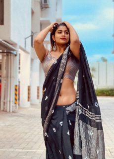 Actress Shivani Narayanan Hot Sexy Navel Show In Black Saree Photos