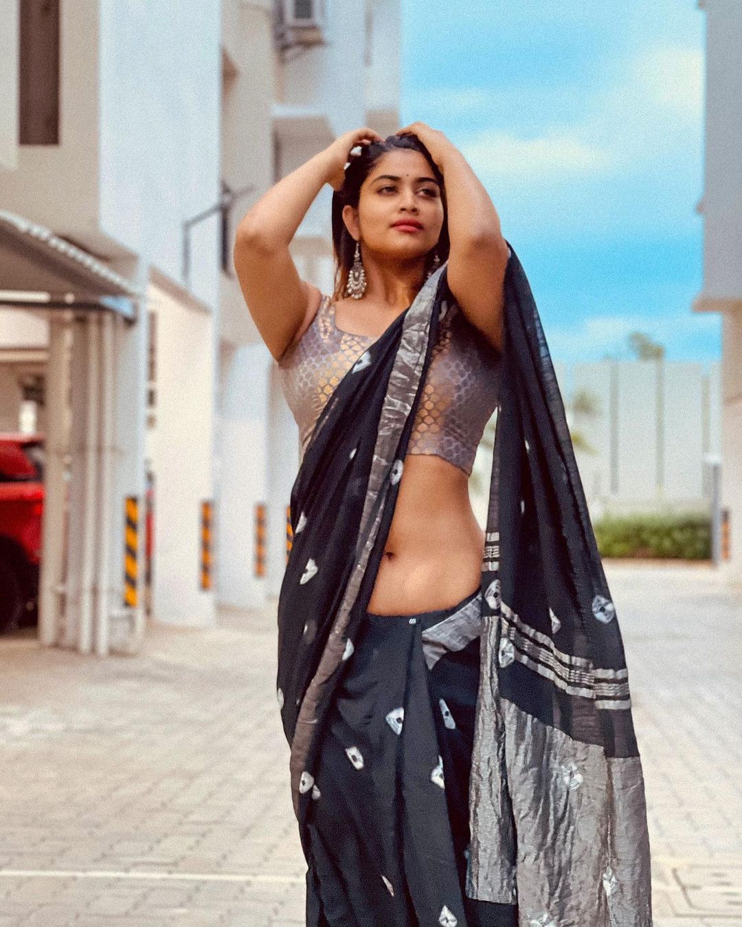 Actress Shivani Narayanan Hot Sexy Navel Show In Black Saree Photos 01
