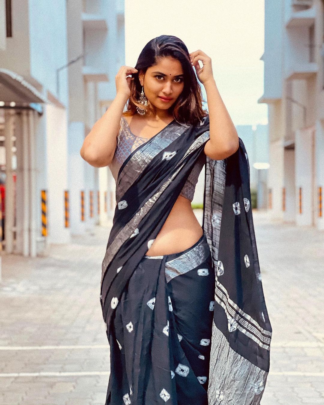 Actress Shivani Narayanan Hot Sexy Navel Show In Black Saree Photos 21