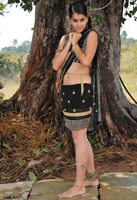 Actress Tapsee Pannu Hot Sexy Navel Show In Half Saree 41