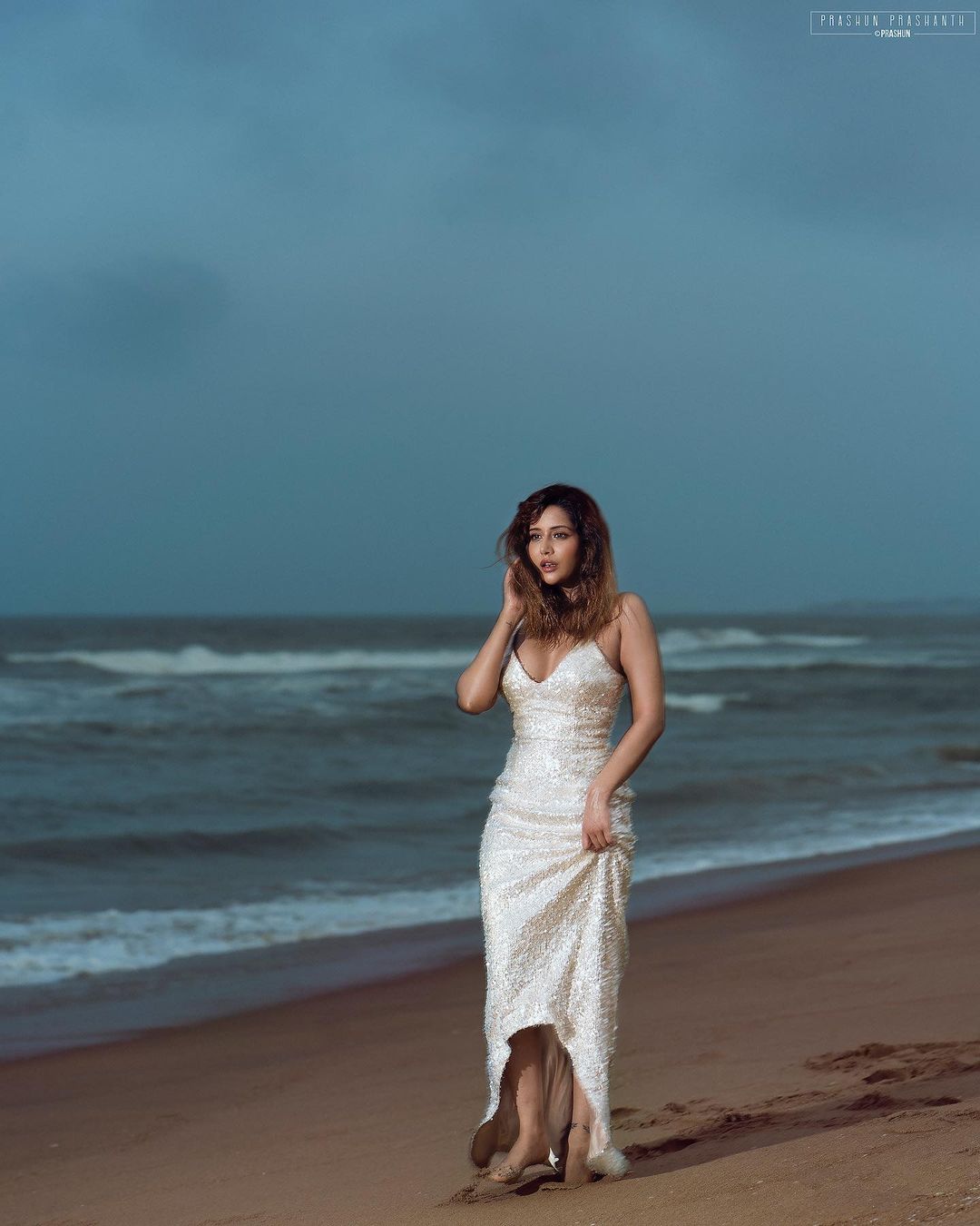 Actress Raiza Wilson Hot Sexy Cleavage Show In Silver Dress Photoshoot Stills 0H