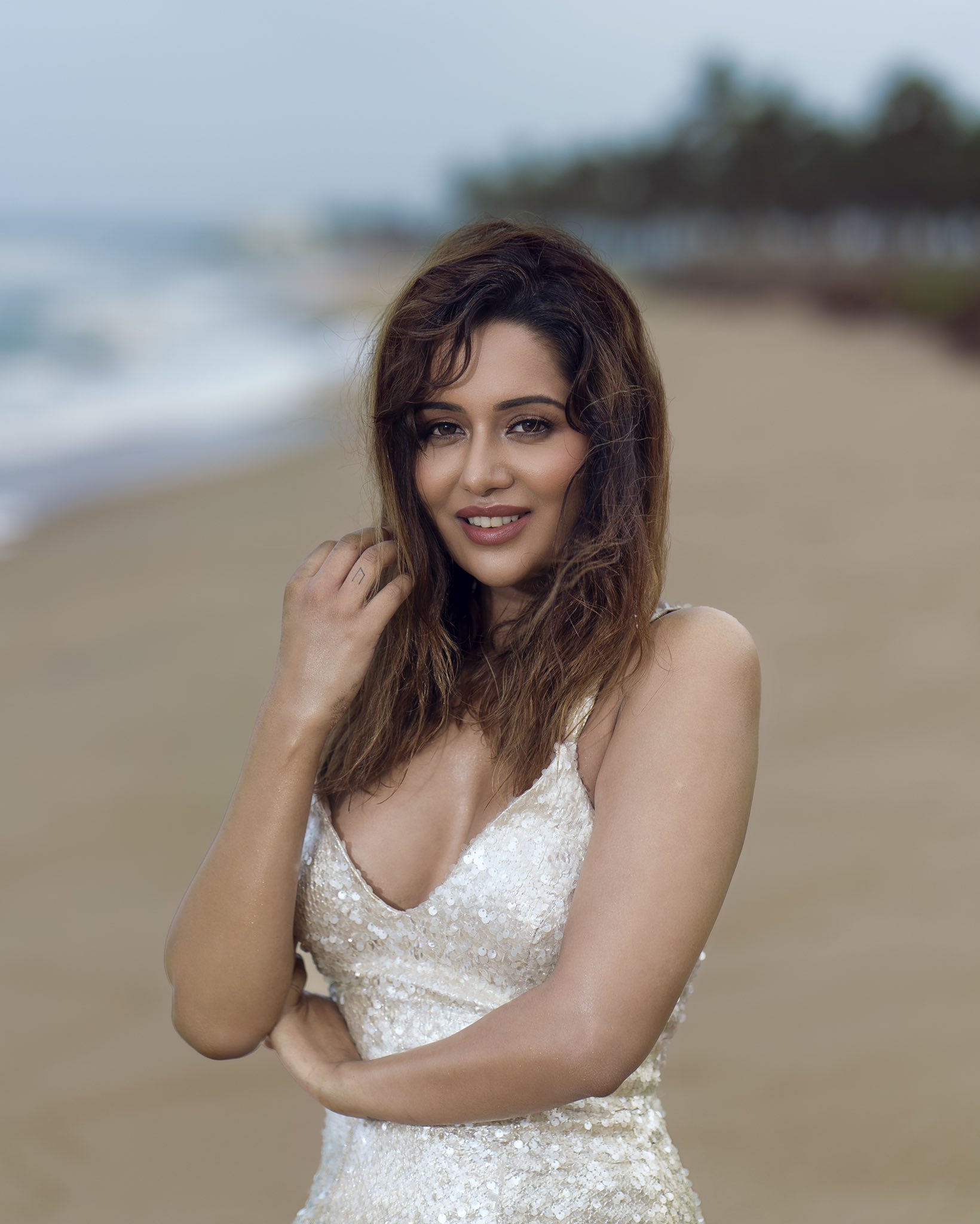Actress Raiza Wilson Hot Sexy Cleavage Show In Silver Dress Photoshoot Stills 19