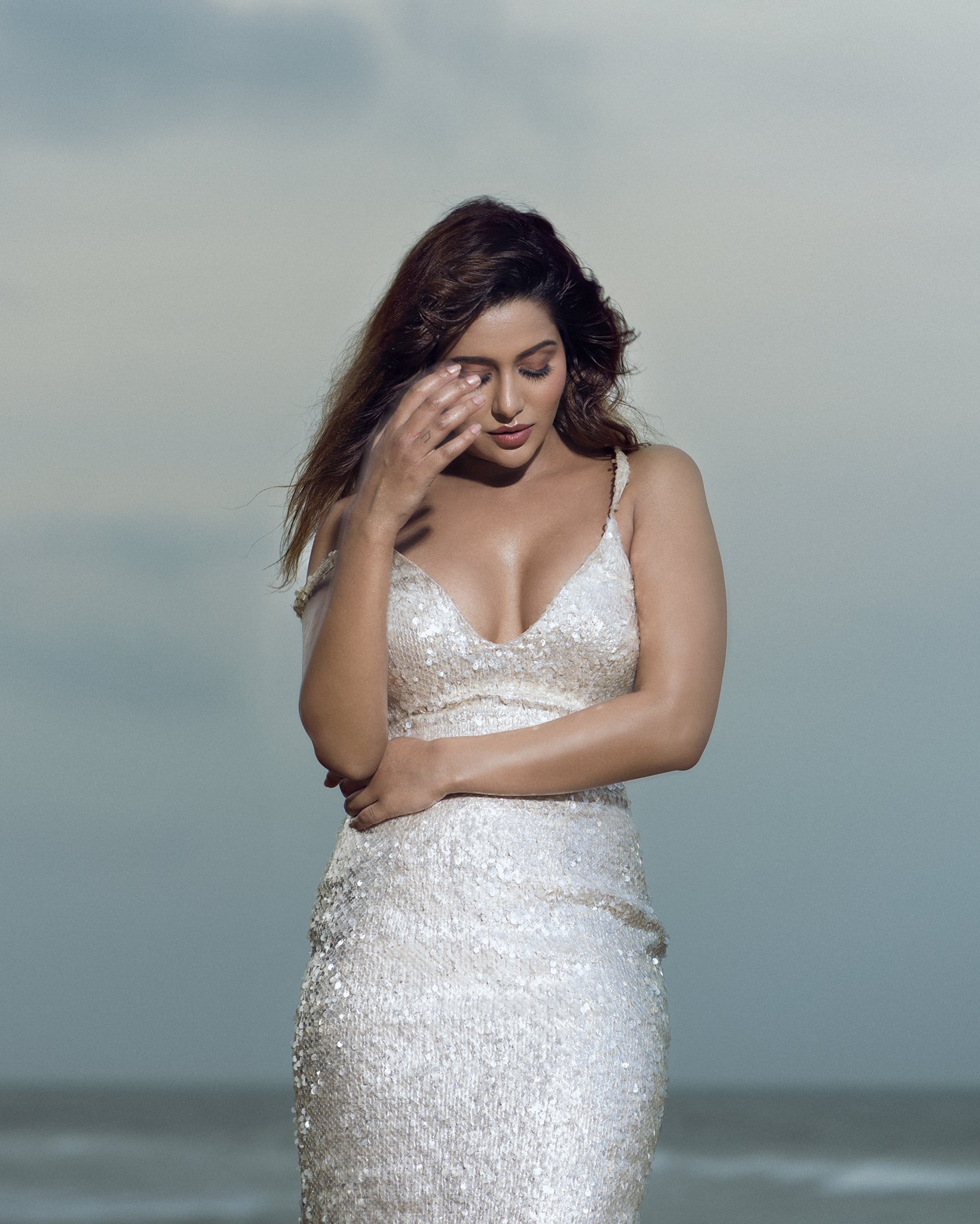 Actress Raiza Wilson Hot Sexy Cleavage Show In Silver Dress Photoshoot Stills 2H