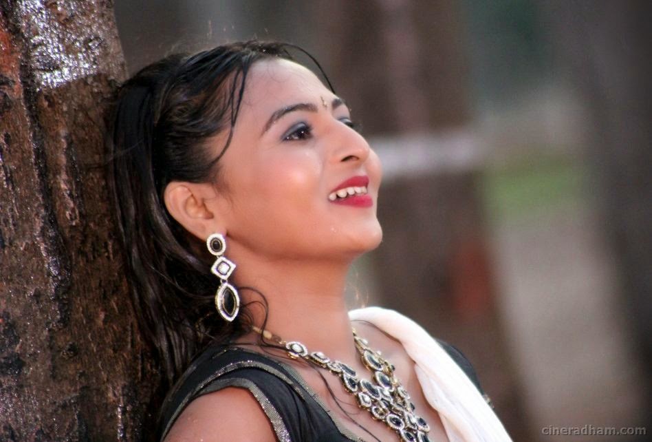 Actress Samvritha Sunil Hot Sexy Navel Show In Wet Transparent Saree In Rain Photos 2H